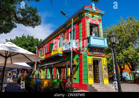 Farbenfrohe Gebäude im Viertel La Boca in Buenos Aires, Argentinien. Stockfoto