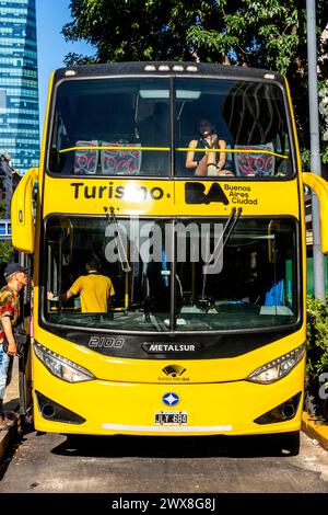 Ein Hop-on-Hop-off-Tour-Bus von Buenos Aires, Argentinien. Stockfoto