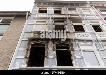 Trauerkundgebung in Solingen für die vier Verstorbenen im Haus Grünewalder Straße 69. 28.03.2024, EU, DEU, Deutschland, Nordrhein-Westfalen, Solingen: Trauerkundgebung im Stadtteil Höhscheid. In der Nacht zum 25. März brach im Treppenhaus des Mehrfamilienhauses Grünewalder Straße 69 ein Feuer aus. Der Feuerwehr gelang es, 9 Personen lebend aus dem brennenden Haus zu retten. Eine vierköpfige bulgarische Familie im Alter von 28 und 29 Jahren sowie ein knapp dreijähriges Kind und ein fünf Monate Alter Säugling kamen bei dem Brand am Montagmorgen ums Leben. Die bulgarische Familie wohnte im Oberge Stockfoto