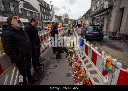 Trauerkundgebung in Solingen für die vier Verstorbenen im Haus Grünewalder Straße 69. 28.03.2024, EU, DEU, Deutschland, Nordrhein-Westfalen, Solingen: Trauerkundgebung im Stadtteil Höhscheid. In der Nacht zum 25. März brach im Treppenhaus des Mehrfamilienhauses Grünewalder Straße 69 ein Feuer aus. Der Feuerwehr gelang es, 9 Personen lebend aus dem brennenden Haus zu retten. Eine vierköpfige bulgarische Familie im Alter von 28 und 29 Jahren sowie ein knapp dreijähriges Kind und ein fünf Monate Alter Säugling kamen bei dem Brand am Montagmorgen ums Leben. Die bulgarische Familie wohnte im Oberge Stockfoto