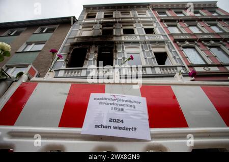 Trauerkundgebung in Solingen für die vier Verstorbenen im Haus Grünewalder Straße 69. 28.03.2024, EU, DEU, Deutschland, Nordrhein-Westfalen, Solingen: Trauerkundgebung im Stadtteil Höhscheid. In der Nacht zum 25. März brach im Treppenhaus des Mehrfamilienhauses Grünewalder Straße 69 ein Feuer aus. Der Feuerwehr gelang es, 9 Personen lebend aus dem brennenden Haus zu retten. Eine vierköpfige bulgarische Familie im Alter von 28 und 29 Jahren sowie ein knapp dreijähriges Kind und ein fünf Monate Alter Säugling kamen bei dem Brand am Montagmorgen ums Leben. Die bulgarische Familie wohnte im Oberge Stockfoto