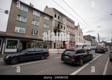 Trauerkundgebung in Solingen für die vier Verstorbenen im Haus Grünewalder Straße 69. 28.03.2024, EU, DEU, Deutschland, Nordrhein-Westfalen, Solingen: Trauerkundgebung im Stadtteil Höhscheid. In der Nacht zum 25. März brach im Treppenhaus des Mehrfamilienhauses Grünewalder Straße 69 ein Feuer aus. Der Feuerwehr gelang es, 9 Personen lebend aus dem brennenden Haus zu retten. Eine vierköpfige bulgarische Familie im Alter von 28 und 29 Jahren sowie ein knapp dreijähriges Kind und ein fünf Monate Alter Säugling kamen bei dem Brand am Montagmorgen ums Leben. Die bulgarische Familie wohnte im Oberge Stockfoto