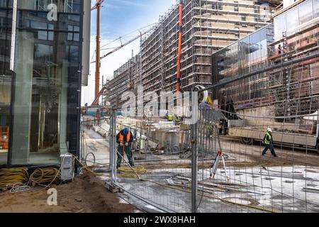 Hamburg, Deutschland. März 2024. Blick auf die Baustelle Überseeplatz im Westfield Hamburg-Überseequartier, die ab dem 25. April 2024 schrittweise eröffnet werden soll. Quelle: Markus Scholz/dpa/Alamy Live News Stockfoto