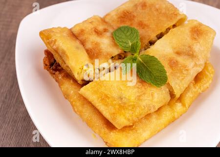 Eier Murtabak oder Marttabak Jawa Gemüse gefüllte Pfannkuchen Stockfoto