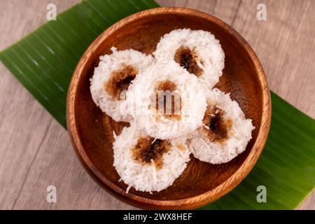 Hochwinkelansicht von Putu bambu oder gedämpftem Reismehlkuchen mit geriebener Kokos- und Palmzuckerfüllung Stockfoto
