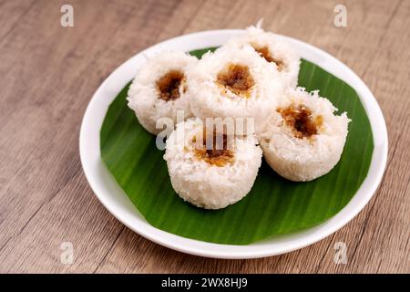 Putu bambu oder gedämpfter Reismehlkuchen mit geriebener Kokos- und Palmzuckerfüllung Stockfoto