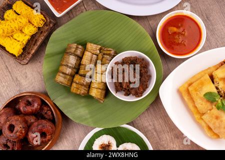 Lemang mit Rinderrendang und verschiedenen leckeren Ramadan-Gerichten für Iftar in Malaysia Stockfoto