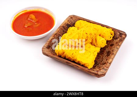 Nahaufnahme von Roti Jala oder Net Bread und Currysauce auf weißem Hintergrund Stockfoto