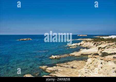 Kalksteinküste mit kristallklarem Wasser, Coral Bay, Pegeia (Peyia), Paphos Viertel, Zypern Stockfoto