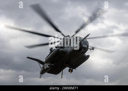 Ein CH-53E Super Hengst Hubschrauber mit Marine Heavy Helicopter Squadron (HMH) 466, Marine Aircraft Group 36, 1st Marine Aircraft Wing vorbereitet sich Stockfoto