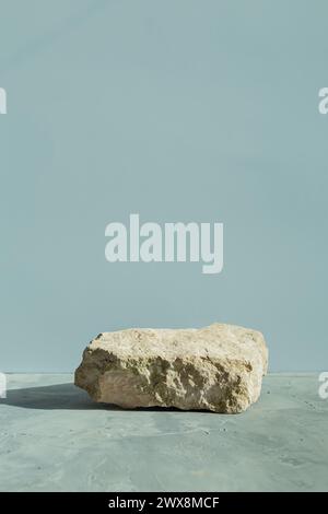 Natursteinpodium zur Produktpräsentation. Hintergrund für Kosmetik. Steinpodium auf hellgrauem Hintergrund. Stockfoto