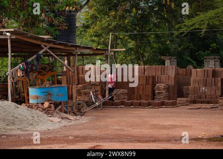 Arusha, Tansania, Afrika. 4. Februar 2022. Leben in einem afrikanischen Dorf. Eine kleine private Ziegelfabrik in Afrika. Ein Arbeiter steht neben einem Wagen und einem großen Stockfoto