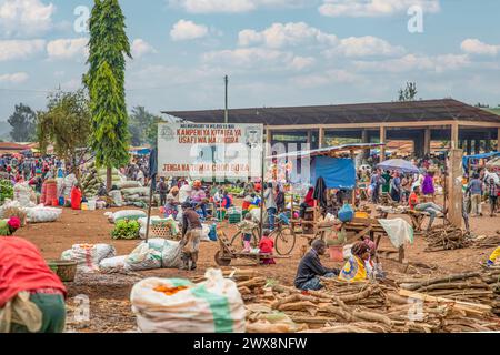 Arusha, Tansania. 01.02.2022 überfüllter lokaler Obst- und Gemüsemarkt mit vielen Verkäufern und Käufern in Arusha, Tansania Stockfoto