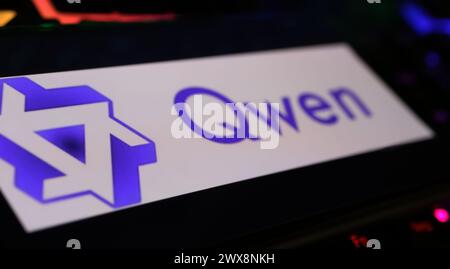 Viersen, Deutschland - 9. März. 2024: Nahaufnahme des Smartphones auf Computertastatur mit Logo-Schriftzug von Qwen Stockfoto