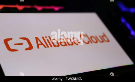 Viersen, Deutschland - 9. März. 2024: Großaufnahme des Smartphones auf Computertastatur mit Logo-Schriftzug Stockfoto