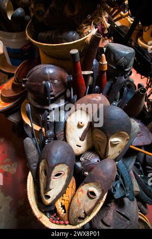 Arusha, Tansania, Afrika.02 februar 2022. Afrikanische Masken, perlenbesetzte Armbänder, Halsketten, tansanische Taschen aus Naturmaterial zum Verkauf auf Stockfoto