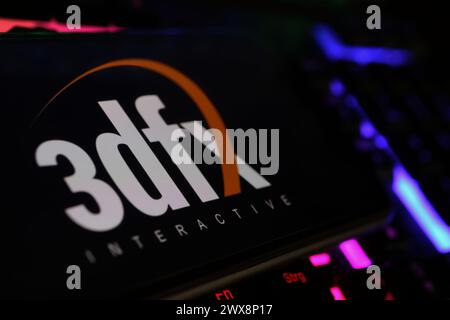 Viersen, Deutschland - 9. März. 2024: Großaufnahme des Smartphones auf Computertastatur mit Logo-Schriftzug 3dfx Stockfoto