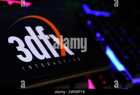 Viersen, Deutschland - 9. März. 2024: Großaufnahme des Smartphones auf Computertastatur mit Logo-Schriftzug 3dfx Stockfoto