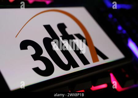 Viersen, Deutschland - 9. März. 2024: Großaufnahme des Smartphones auf Computertastatur mit Logo-Schriftzug 3dfx Stockfoto