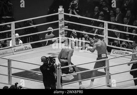 28.11.2015 Düsseldorf, GER britischer Boxer Tyson Fury mit aggressivem Gesicht beginnt Angriff und Wladimir Klitschko in der Verteidigung Stockfoto