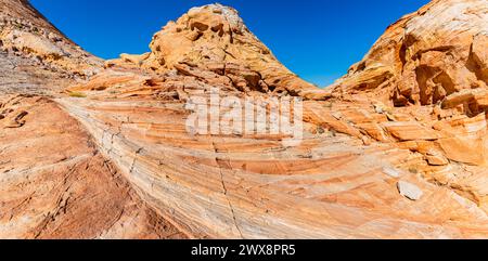 Aztekensandstein bildet eine farbenfrohe Slick Rock Landschaft in der Nähe des Upper Fire Canyon Wash, Valley of Fire State Park, Nevada, USA Stockfoto