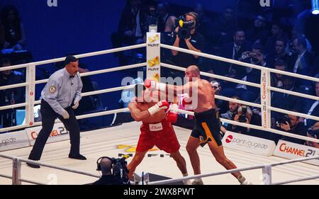 28.11.2015 Düsseldorf, GER britischer Boxer Tyson Fury mit aggressivem Gesicht beginnt Angriff und Wladimir Klitschko in der Verteidigung Stockfoto