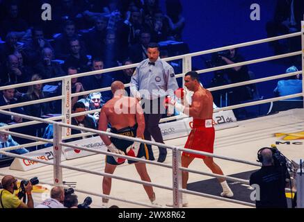 28.11.2015 Düsseldorf, GER britischer Boxer Tyson Fury zeigt Wladimir Klitchko, dass er sehr schnell ist und sich ohne Hände verteidigen kann (sie sind es Stockfoto