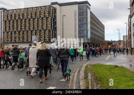 Warrington's St Patrick's Day Parade führt am Time Square Parkplatz 2024 vorbei Stockfoto