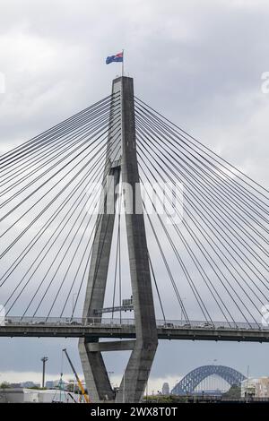 Die Anzac Bridge in Sydney erstreckt sich zwischen Pyrmont und Glebe, NSW, Australien Stockfoto