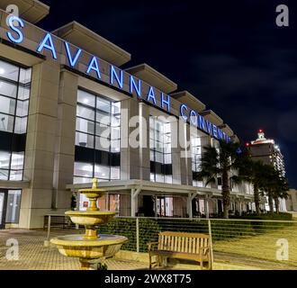 Die Skyline von Savannah bei Nacht über den Savannah River, Savannah, Georgia, USA Stockfoto