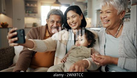 Selfie, Frau und Senioreneltern, die sich auf einem Sofa zusammenschließen, um sich zu Hause zu entspannen. Glücklich, lächelnd und weiblich, die ein Foto macht Stockfoto