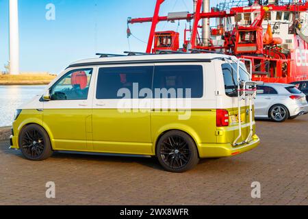 volkswagen T5 Transporter Wohnmobil neben Blyth Harbour Northumberland UK Stockfoto