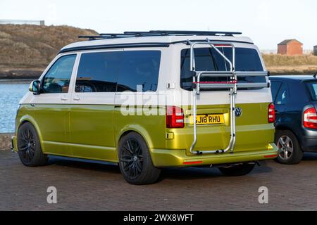 volkswagen T5 Transporter Wohnmobil neben Blyth Harbour Northumberland UK Stockfoto