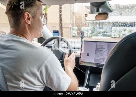 Miami Beach Florida, Uber-Fahrer, Mann Männer männlich, Erwachsene Erwachsene, Bewohner arbeiten, im Fahrzeug, Computerbildschirm, App vorgeschlagene Route, Besucherbesuch Stockfoto