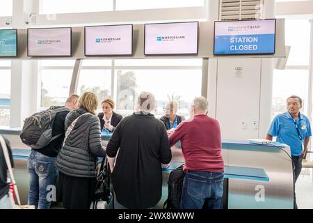 Miami Florida, PortMiami Hafen von Miami, Norwegian Cruise Line Terminal B, 7 Tage Karibik, Innenraum, Check-in Schalter, Mann Männer männlich, Frau Frauen Stockfoto