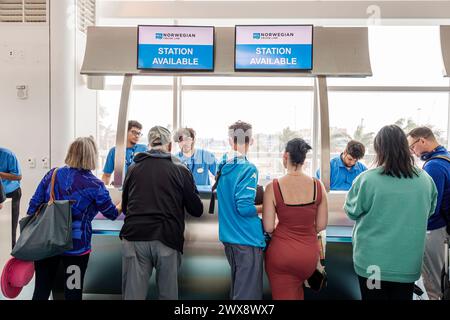 Miami Florida, PortMiami Hafen von Miami, Norwegian Cruise Line Terminal B, 7 Tage Karibik, Innenraum, Check-in Schalter, Mann Männer männlich, Frau Frauen Stockfoto