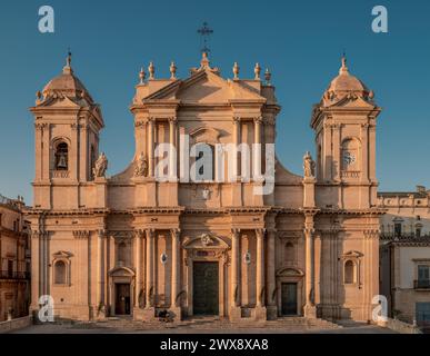 Der Dom der barocken Stadt Noto, die Kathedrale und Touristenattraktion im Südosten Siziliens. Provinz Syrakus, Italien Stockfoto