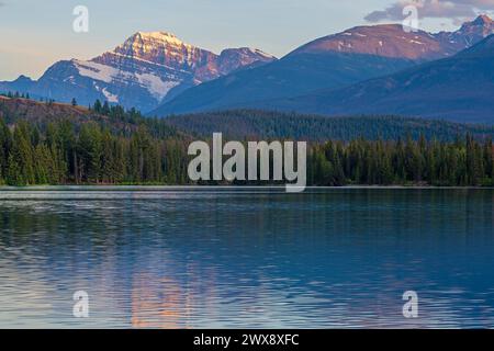 Beauvert Lake canadian rockies Sunset Reflection, Jasper National Park, Kanada. Stockfoto