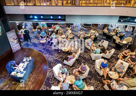 Miami Florida, PortMiami Port of Miami, Innenausstattung, norwegisches Schiff Joy Cruise Line, 7-Tage-Karibik, der riesige digitale Bildschirm des Atrium, Kochzentrum Stockfoto