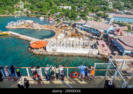 Port Roatan Honduras, Coxen Hole Bay Islands, Norwegian Joy Cruise Line Schiff, 7-tägige Karibiksee Route, Aussichtsplattform, Mann Männer männlich, Frau Frauen Junge Stockfoto