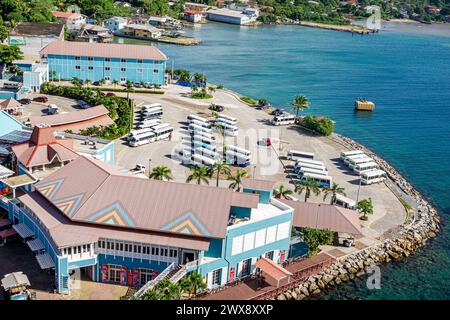 Port Roatan Honduras, Coxen Hole Bay Islands, Norwegian Joy Cruise Line Schiff, 7-tägige Karibikroute, Ausflugsbusse, Motorbusse, Parkplatz, Wat Stockfoto