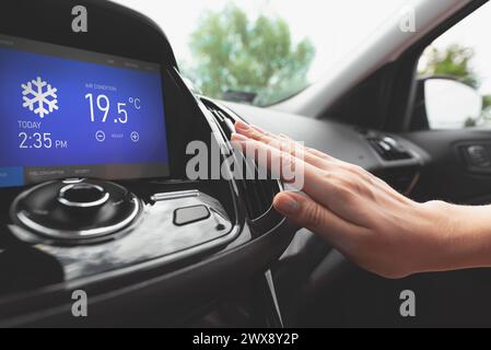 Klimaanlage im Auto. Kalte Luft... Lüftungsgitter für die Fahrerhandsteuerung Stockfoto