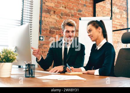 Mitarbeiter arbeiten im Büro, Kollegen arbeiten an einem gemeinsamen Projekt Stockfoto