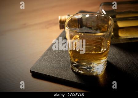 Ein Glas Whiskey auf dem Holztisch. Alkoholismus-Konzept Stockfoto