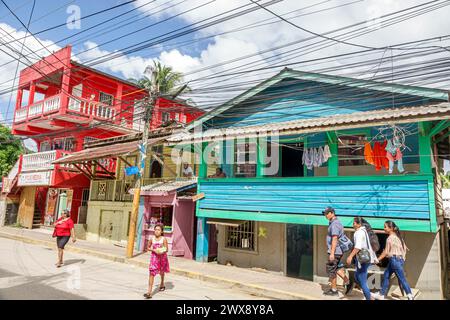 Port Roatan Honduras, Coxen Hole, Bay Islands, Main Street, farbenfrohe Häuser Häuser, Gebäude, Residenzresidenzen Architektur, große Nu Stockfoto