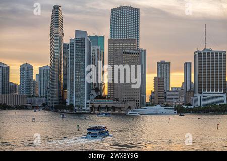 Miami, Florida, USA - 29. Juli 2023: Festland-Skyline mit hohen Gebäuden von der Flussmündung bis zum Bayfront Park mit Intercontinental Hotel und Seafairs Cha Stockfoto