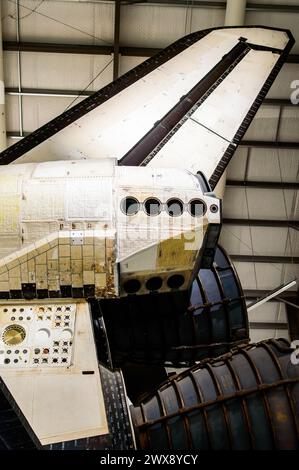 Nahaufnahme der Heck- und Booster-Motoren des Space Shuttle Endeavour, die horizontal im California Science Center ausgestellt sind. Quelle: Erik Morgan Stockfoto