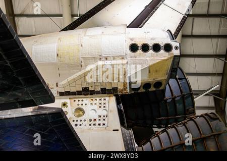 Nahaufnahme der Heck- und Booster-Motoren des Space Shuttle Endeavour, die horizontal im California Science Center ausgestellt sind. Quelle: Erik Morgan Stockfoto