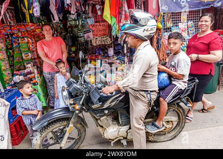 Port Roatan Honduras, Coxen Hole, Bay Islands, Main Street, allgemeiner Warenladen, Hispanic Latin Latino Hispanics Latinos, ethnische Ethnien, Mann Stockfoto