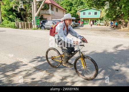 Port Roatan Honduras, Coxen Hole, Bay Islands, Main Street, Hispanic Latin Latino Latino Latino Latinos, ethnische Herkunft, männliche Männer, Erwachsene Erwachsene Resi Stockfoto